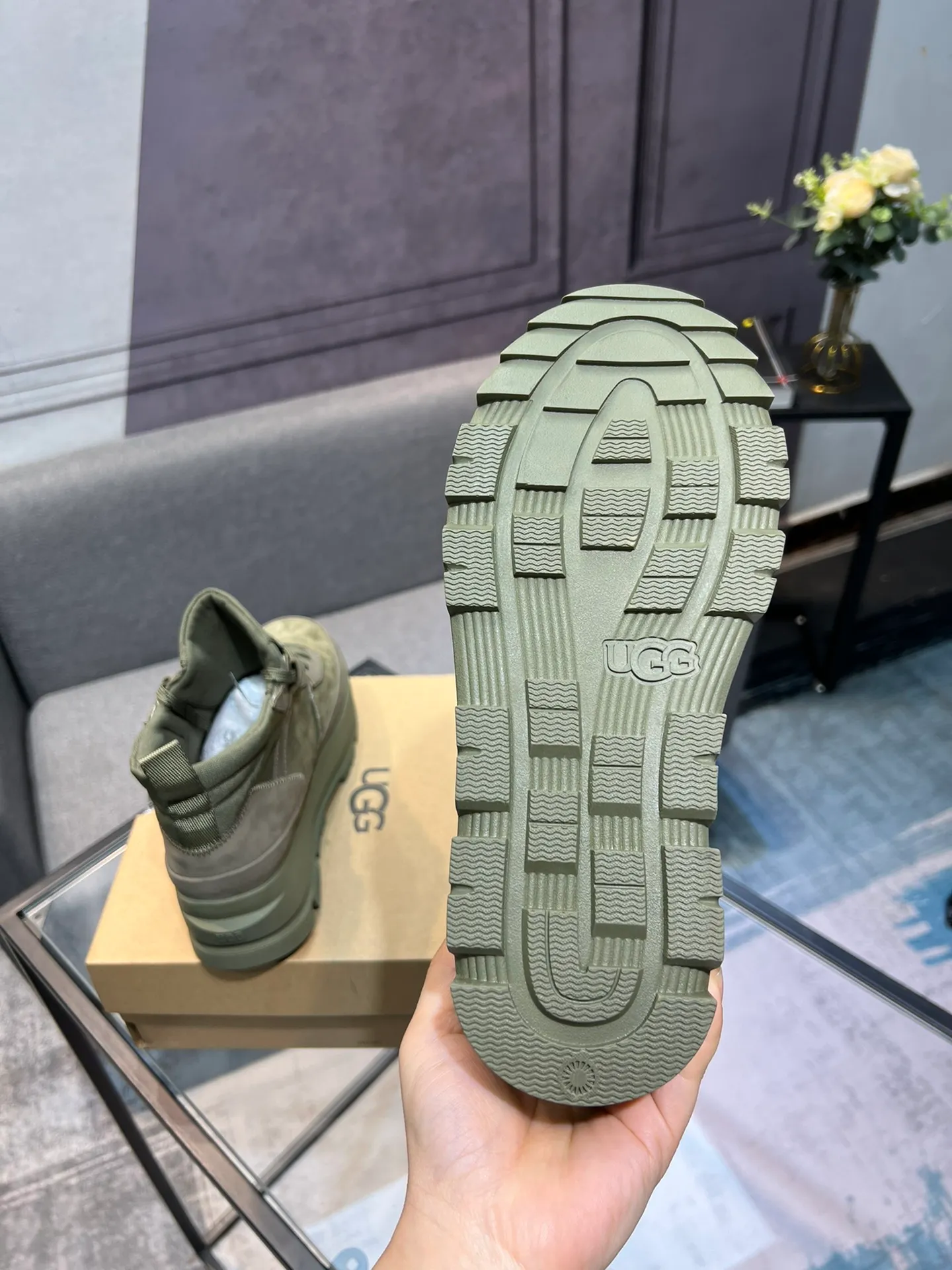 Men's shoes 💰620 (UGG) New 👉 Warm series for casual men, the simple and elegant shoe style sublimates the classics, the fabric is made of imported cowhide embossed ➕ warm real wool lining, and the special rubber outsole upgrades the wearing experience ✌️ Comfortable on the feet, very domineering! Code number:38-44
